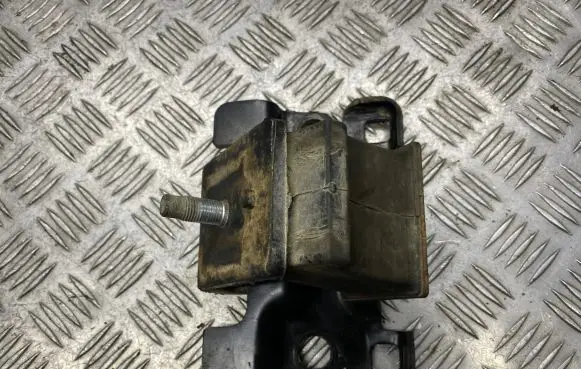 Mercedes-Benz X-class W470 Engine mount bracket 11220
