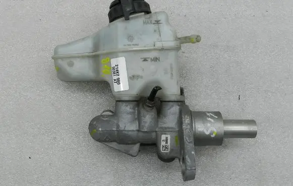 Skoda Octavia Mk2 (1Z) Master brake cylinder 1K2611301C 1K2611301