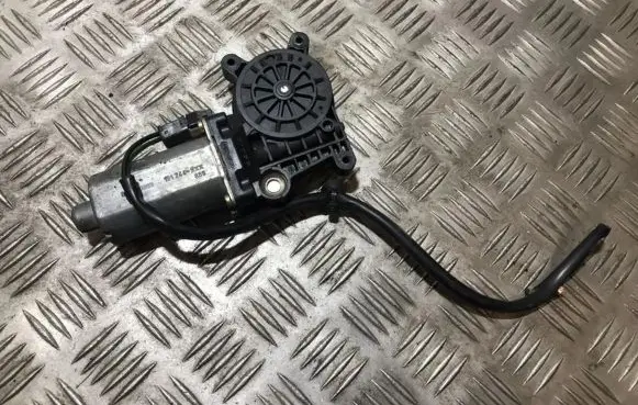 Mercedes-Benz E W210 Front door window regulator motor 0130821672