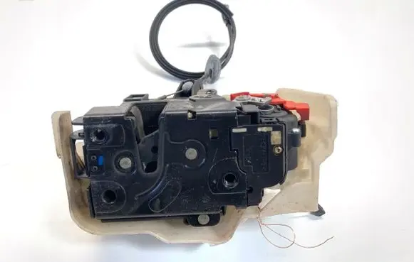 Volkswagen Touran I Front door lock 