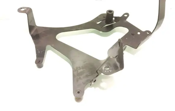 Land Rover Defender Intercooler pipe mounting bracket JPLA6K767AD