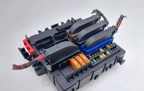 Opel Vectra C Fuse module 13125489 13125489BB 519033104