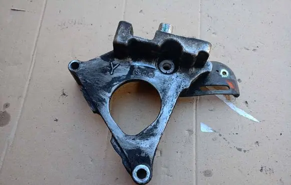 Nissan Almera N16 Engine mounting bracket LAP