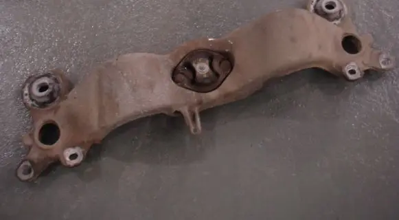 Seat Exeo (3R) Engine mounting bracket