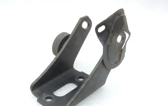 Toyota RAV 4 (XA20) Engine mounting bracket 1231128040