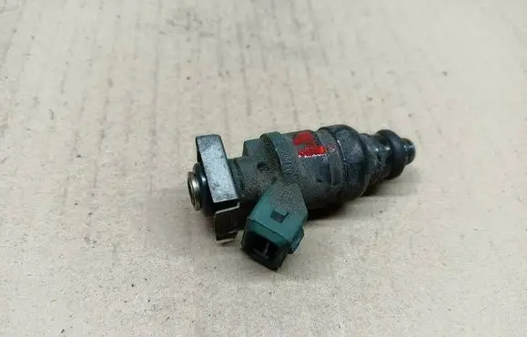 Volkswagen New Beetle Fuel injector 037906031AA