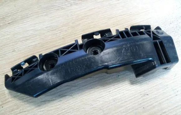 Rear bumper mounting bracket