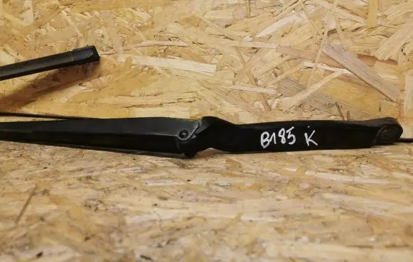 Toyota Avensis T220 Front wiper blade arm 8522105051