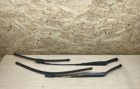 Volkswagen PASSAT B6 Front wiper blade arm