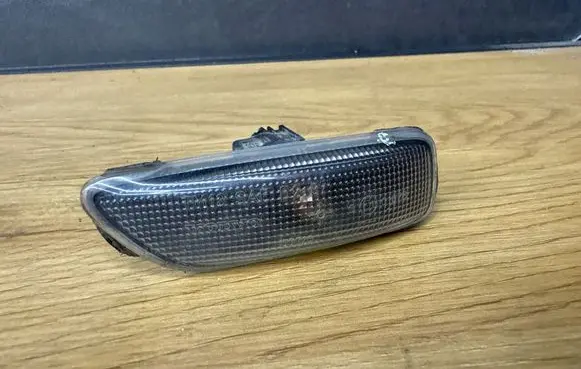 Volvo V70 Front fender indicator light 149144