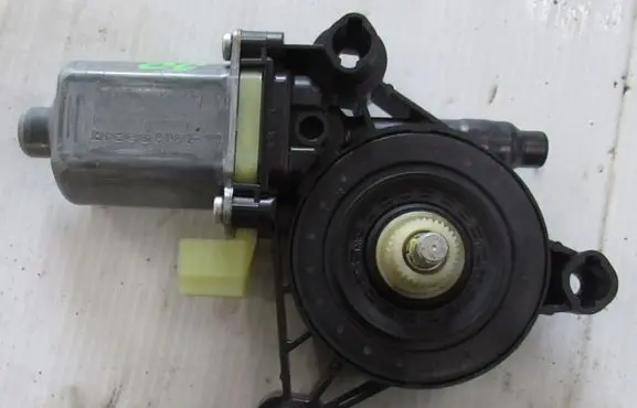 Volkswagen Golf VII Wiper motor