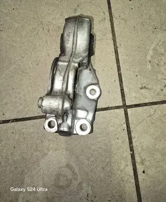 Citroen C4 I Engine mount bracket 810907