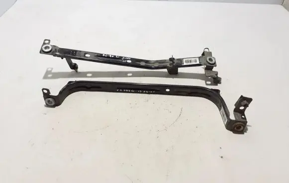 Fuel tank mounting bracket