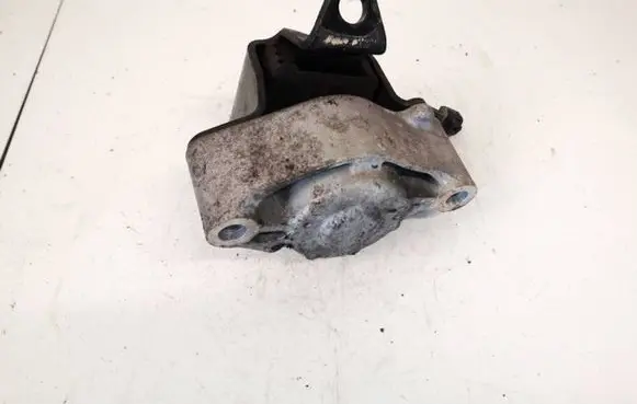 Toyota Prius (XW20) Engine mount bracket