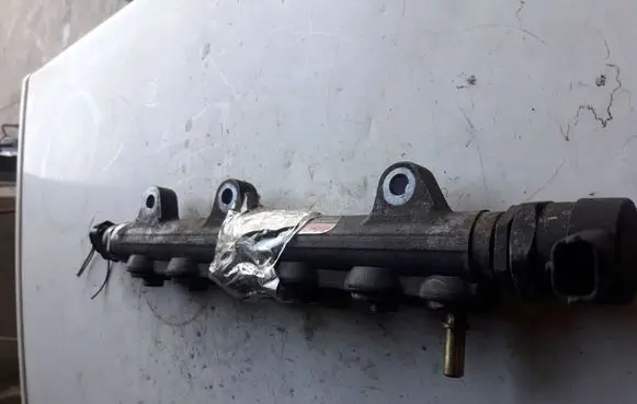 Opel Vivaro Fuel distributor 0445214153
