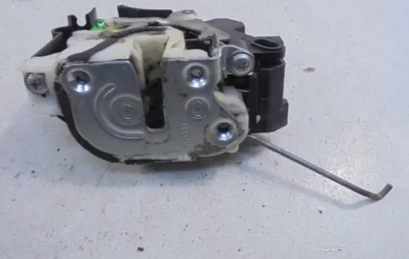 Mitsubishi Lancer VIII Front door lock