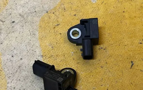 Dacia Sandero III Airbag deployment crash/impact sensor 988307997R