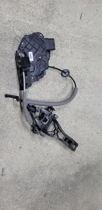 Volvo XC60 Front door lock 690870V