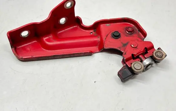 Nissan e-NV200 Sliding door lower roller guide/hinge 82421JX00B