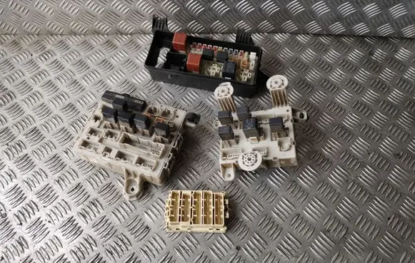 Toyota Previa (XR30, XR40) II Fuse module 8922128040 020100 4179010808