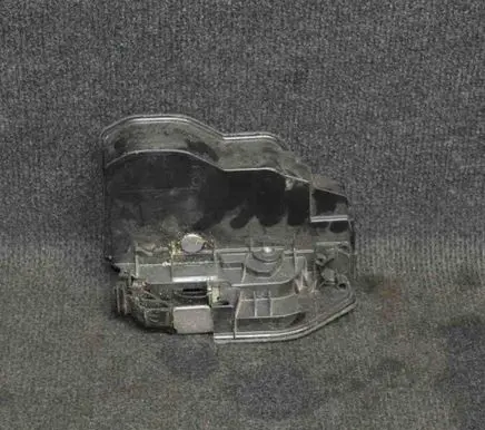 BMW 5 E60 E61 Coupe door lock (next to the handle) 7202145