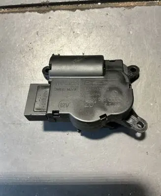 Audi Q7 4L Air flap motor/actuator 52411483R04