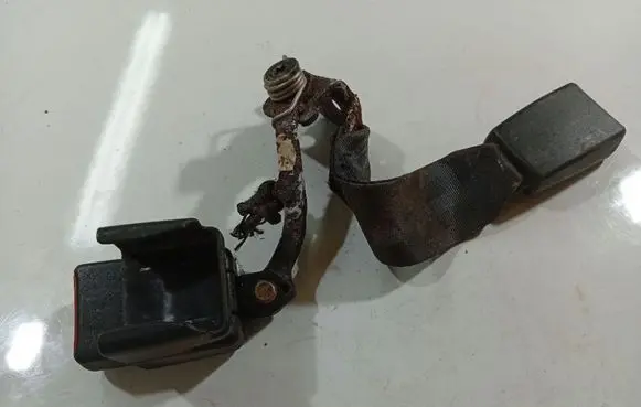 Peugeot 406 Middle seatbelt buckle (rear) 