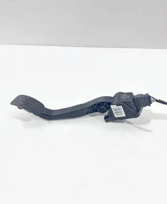 Accelerator throttle pedal
