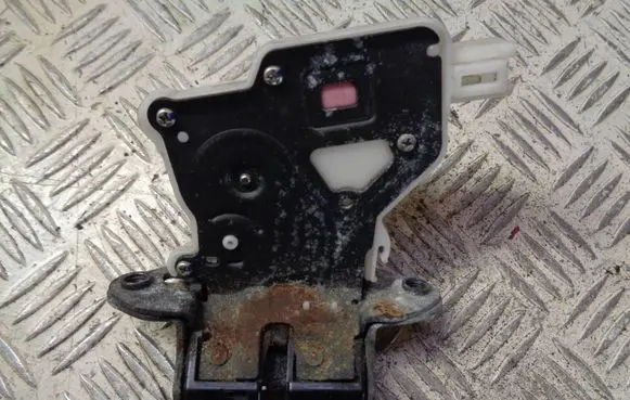 Nissan Pulsar Tailgate/trunk/boot lock/catch/latch 
