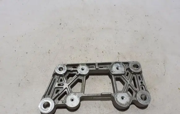 Engine mounting bracket