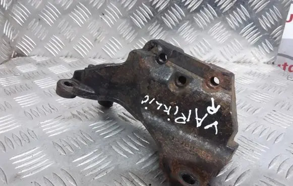 Opel Zafira B Engine mounting bracket 332253673