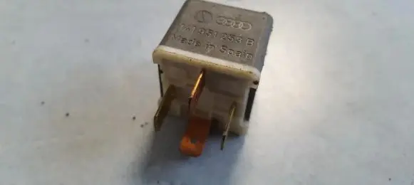Volkswagen Golf IV Other relay 141951253B