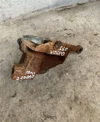 Volvo S60 Engine mounting bracket