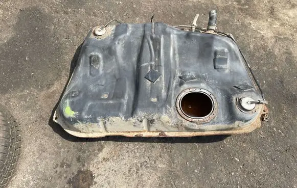 Toyota Avensis T220 Fuel tank 