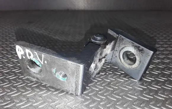 Skoda Octavia Mk2 (1Z) Front door upper hinge 6Y0833402C