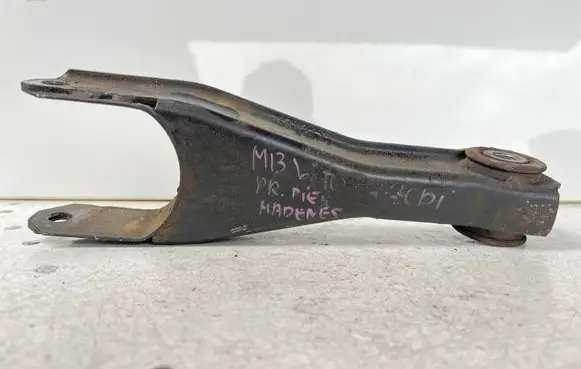 Mercedes-Benz Vito Viano W638 Engine mounting bracket 6382420209 777034S1