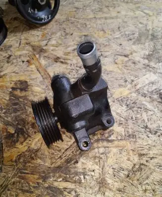 Ford Fiesta Power steering pump 2S6E3A733 2S6E3A733AA