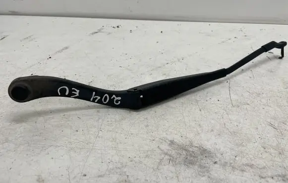 Mercedes-Benz C W204 Front wiper blade arm A2048200044