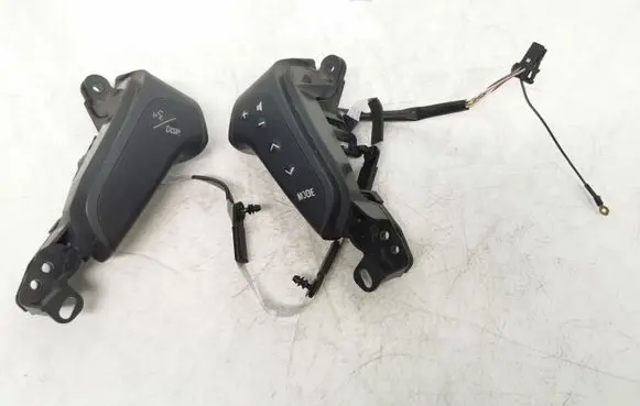 Toyota Avensis T250 Steering wheel buttons/switches 75B070
