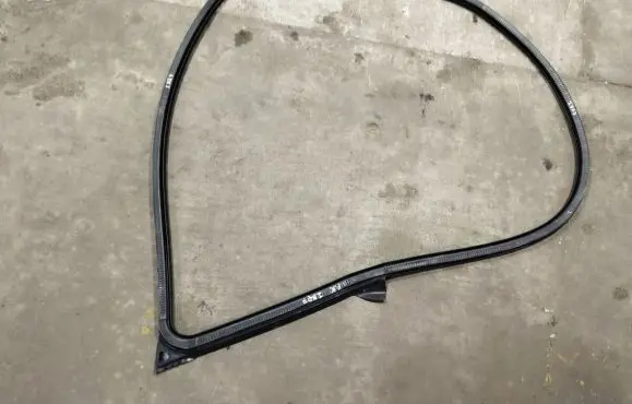 Maserati Levante Front door rubber seal 670032866