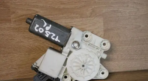 Toyota Avensis T250 Front door window regulator motor 992046100 0130822032