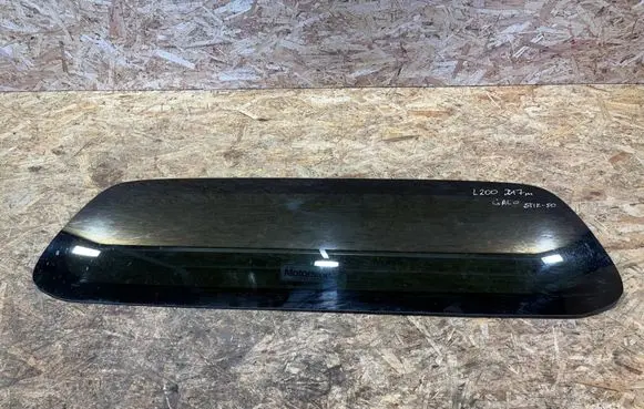 Mitsubishi L200 Rear windscreen/windshield window