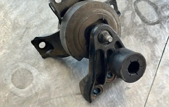 Hyundai Santa Fe Engine mount bracket