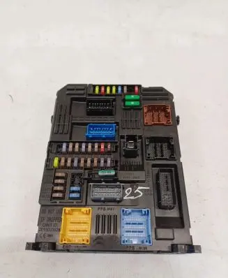 Citroen C5 Aircross Fuse module 9832881380