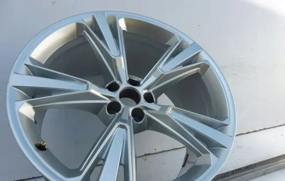 Audi Q8 R21 alloy rim 4M8601025H