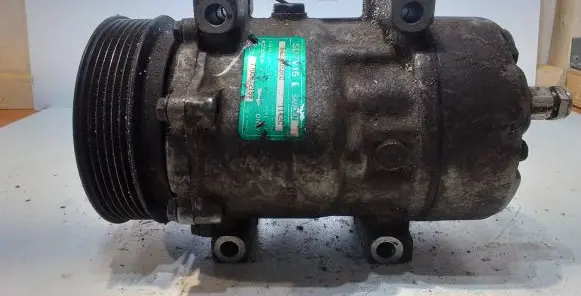 Renault Megane I Air conditioning (A/C) compressor (pump) 7700872159