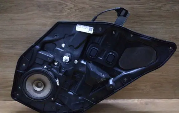 Rear door manual window regulator