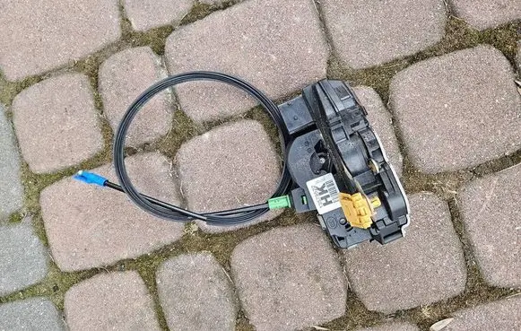 Opel Adam Front door lock 13579522