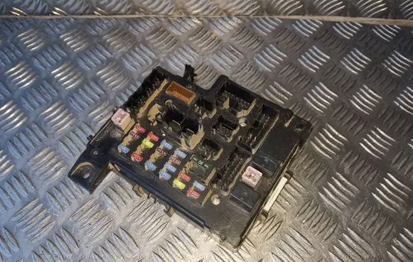 Peugeot 4007 Fuse module 8637A319 519087A18