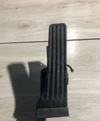 Mercedes-Benz E W212 Accelerator throttle pedal A2043000004 2043000004
